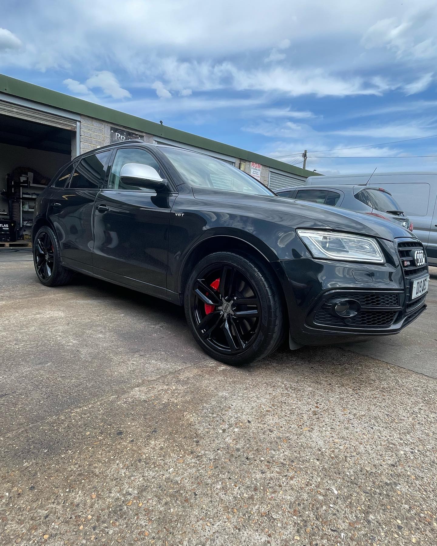 Audi SUV with black sprayed alloys and red brake calipers